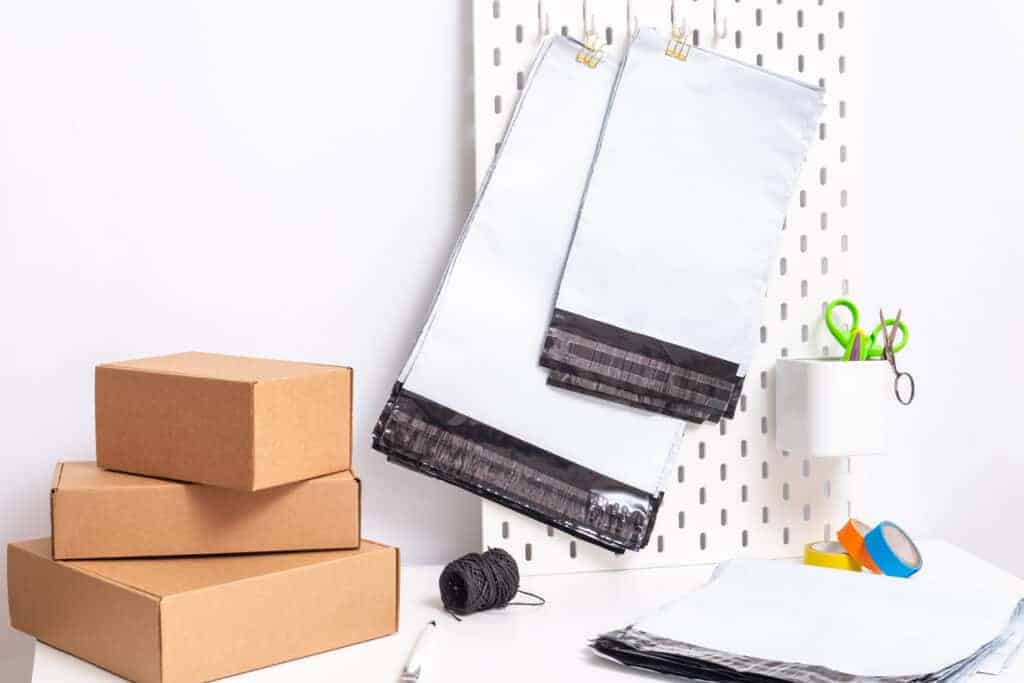 Poly Mailers vs. Boxes: Making the Right Shipping Choice